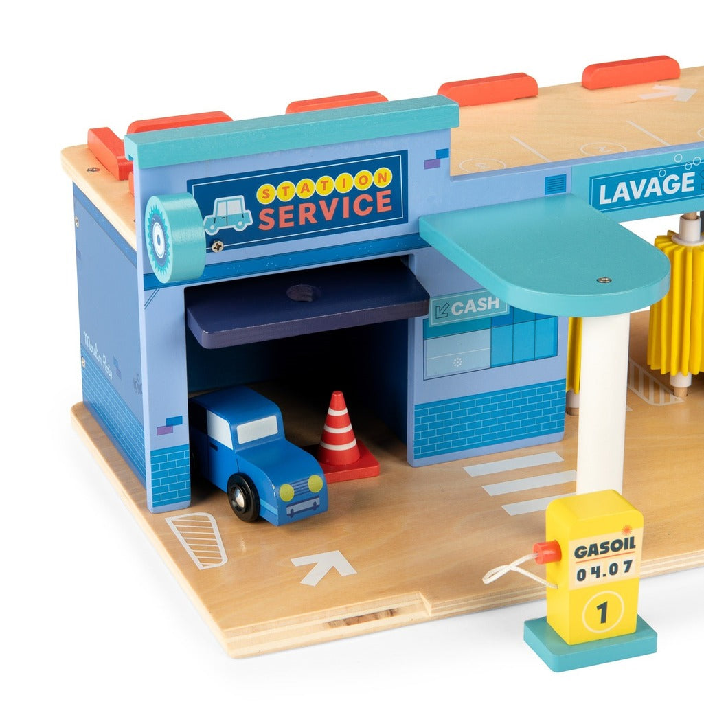 Avenue Du Moulin Wooden Gas Station - Parkette.
